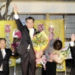 再選を決めて万歳する都倉達殊氏（中央）＝高砂市美保里