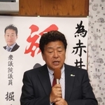 敗戦の弁を述べる赤井浩康氏＝高砂市荒井町小松原