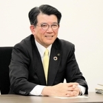 再選から一夜明けて記者会見に臨む都倉達殊市長＝高砂市役所
