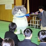 開校を祝うサプライズゲストとして登場したマル＝加古川市平荘町山角