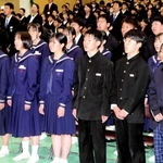 両荘みらい学園の校歌を合唱する児童生徒たち＝加古川市平荘町山角