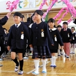 入学式に臨む新１年生＝播磨町北本荘４、播磨西小学校