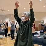 「大丈夫　ひとりじゃない」の振り付けを踊る加古川元気会の会員ら＝加古川市加古川町寺家町、加古川市総合福祉会館