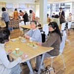 東加古川にできた市民活動の新たな拠点、コープのつどい場「虹」。見学会では近隣住民らがコーヒーを飲みながら交流した＝加古川市平岡町新在家１
