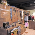 大阪梅田の百貨店に初進出したファンタジー武器屋「タクミアーマリー」＝大丸梅田店