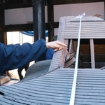 屋根部分が破損した厨子＝加古川市加古川町北在家、鶴林寺