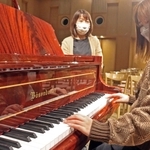 修理を終え戻ってきたグランドピアノの音色を確かめる加古川市職員＝松風ギャラリー