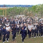 両荘みらい学園の子どもたちがフラワーシャワーでオープンを祝った＝加古川市上荘町見土呂