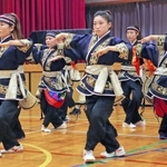 本番に向けて練習に励む「恋」のメンバー＝加古川市別府町新野辺、別府西小学校