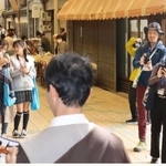 商店街のイベント「朝ごぱん市」では、グループに分かれて撮影した＝高砂市高砂町鍛治屋町
