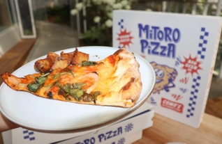 新タマネギの甘みとトマトソースの酸味がマッチしたオーガニックベジタブルピザ＝いずれも加古川市上荘町見土呂