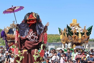 各地区の屋台が並ぶ前で披露された獅子舞＝両荘みらい学園