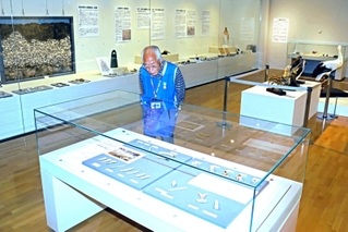 遺跡から見つかった骨や標本が展示された会場＝県立考古博物館