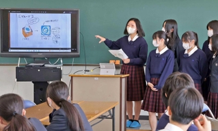 チームで案を練り、考案した商品を発表する生徒＝加古川市平岡町新在家、県立農業高校