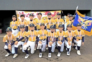 東播ブロック大会を初制覇した魚住フェニックスの選手たち＝日岡山公園野球場（撮影・増井哲夫）
