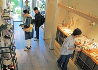 「古民家ショップｗａｃｃａ．」で地場産製品の魅力をＰＲする横山裕司社長（奥）＝加古川市志方町上冨木