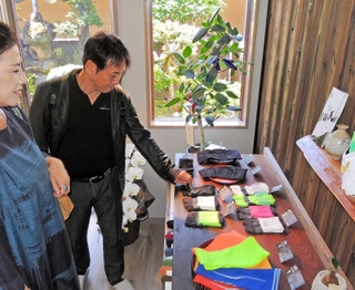 高機能靴下の「ＩＤＡＴＥＮ」シリーズが並ぶコーナー。窓からは前栽が見える＝加古川市志方町上冨木