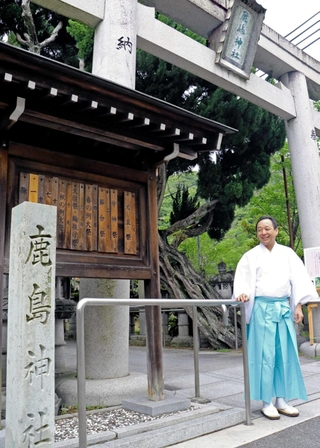 １９７０年に建立された石柱には「鹿島」とあるが、８２年の鳥居には「鹿嶋」と記されている＝高砂市阿弥陀町地徳