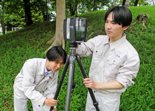 最新のレーザースキャナーを使って測量する東播工業高校の生徒たち＝尼塚古墳