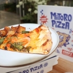 新タマネギの甘みとトマトソースの酸味がマッチしたオーガニックベジタブルピザ＝いずれも加古川市上荘町見土呂
