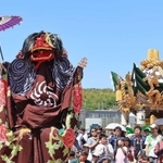 各地区の屋台が並ぶ前で披露された獅子舞＝両荘みらい学園