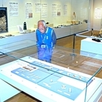 遺跡から見つかった骨や標本が展示された会場＝県立考古博物館