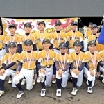 東播ブロック大会を初制覇した魚住フェニックスの選手たち＝日岡山公園野球場（撮影・増井哲夫）
