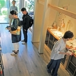 「古民家ショップｗａｃｃａ．」で地場産製品の魅力をＰＲする横山裕司社長（奥）＝加古川市志方町上冨木