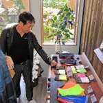 高機能靴下の「ＩＤＡＴＥＮ」シリーズが並ぶコーナー。窓からは前栽が見える＝加古川市志方町上冨木