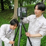 最新のレーザースキャナーを使って測量する東播工業高校の生徒たち＝尼塚古墳