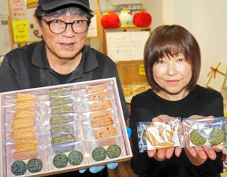 「緑茶やお酒のお供にもなりそう」と弥生の雫をＰＲする浅原奈緒子さん（右）ら＝播磨町南野添３