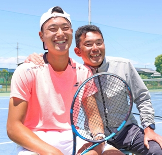 プロとして活躍を期する（左から）山本夏生選手と、コーチの父康博さん＝加古川市神野町石守、トップランテニスカレッジ石守校