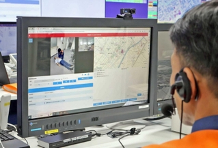 映像は消防指令センターと共有され、隊が到着する前に現場の状況を把握することができる＝加古川市消防本部