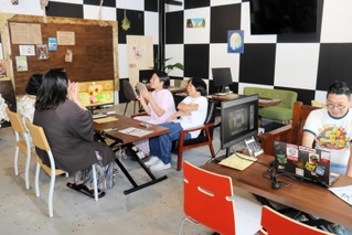 家庭用ゲーム機をつないでプレーできるボックス席。店内はゲームの世界観が漂う＝播磨町古宮６