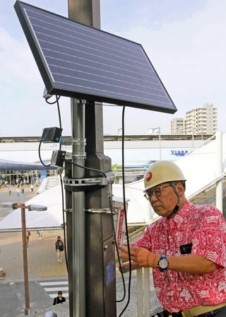 高周波音を出す「バードソニック」を設置する岡山理科大の辻維周教授＝加古川市加古川町篠原町<P>