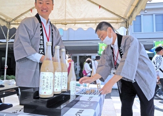 ４月の「六条大麦フェス」で開いた試飲会では味、口当たりとも好評だった＝稲美町六分一