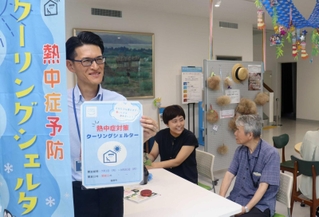 熱中症予防に利用できる「クーリングシェルター」の周知を図るのぼりやチラシ＝播磨町中央公民館