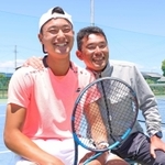 プロとして活躍を期する（左から）山本夏生選手と、コーチの父康博さん＝加古川市神野町石守、トップランテニスカレッジ石守校