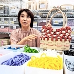 新たに構えた「ユニノワール」の拠点で、指編みの作品を紹介する横山亜由美さん＝加古川市志方町上冨木