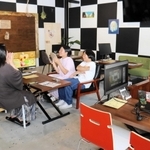 家庭用ゲーム機をつないでプレーできるボックス席。店内はゲームの世界観が漂う＝播磨町古宮６