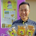自動販売機で購入できる「稲加娘」と東田春彦社長＝加古川市野口町良野
