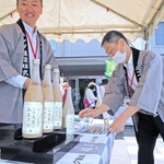 ４月の「六条大麦フェス」で開いた試飲会では味、口当たりとも好評だった＝稲美町六分一
