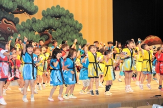 高砂市制７０周年記念式典で、元気よくよさこいソーランを踊る子どもたち＝高砂市高砂町朝日町１