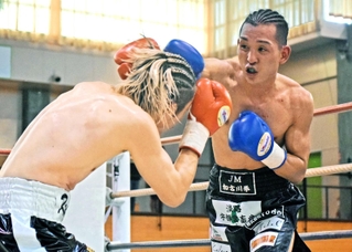 地元で初めての試合を戦う湊義生選手（右）＝日岡山体育館