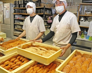 高砂市民プールで大人気だった揚げパン。「ここなら年中買えますよ」＝高砂市高砂町鍵町