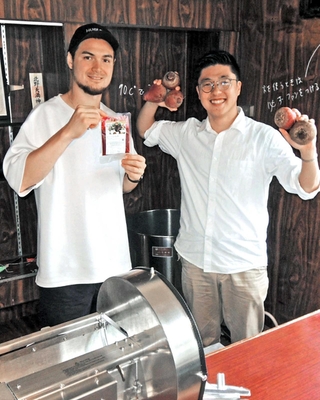 兵庫県産ビーツのスムージーでアスリート支援を目指す酒井高聖さん（左）と山田真輝さん＝神戸市中央区北野町
