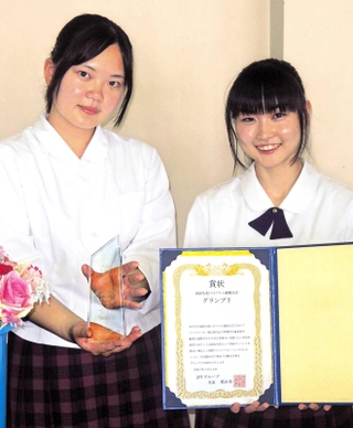 「高校生花いけバトル姫路大会」で優勝した猪股実優さん（左）と小田切杏奈さん＝県立農業高校