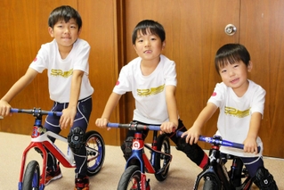 ランニングバイクの全国大会で入賞した田中飛空さん（左）、凛空ちゃん（中央）、春空ちゃん（右）の３兄弟＝加古川市加古川町北在家