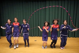 ファントムの（左から）原ひかりさん、山本彩葉さん、川口春菜さん、下津佐理央さん、川勝悠月さん、西田紗菜さん＝加古川市新神野５、陵北小学校