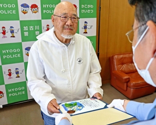 川に転落して溺れた小学生、76歳の元警察官が泳いで救助「現役時代の